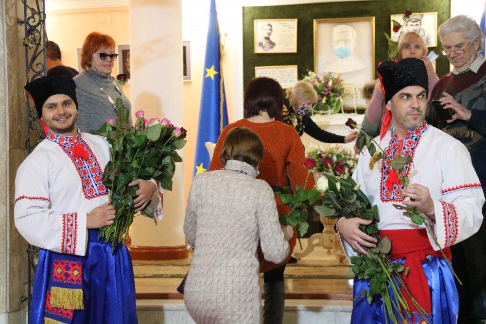 Міський голова привітав херсонських театралок