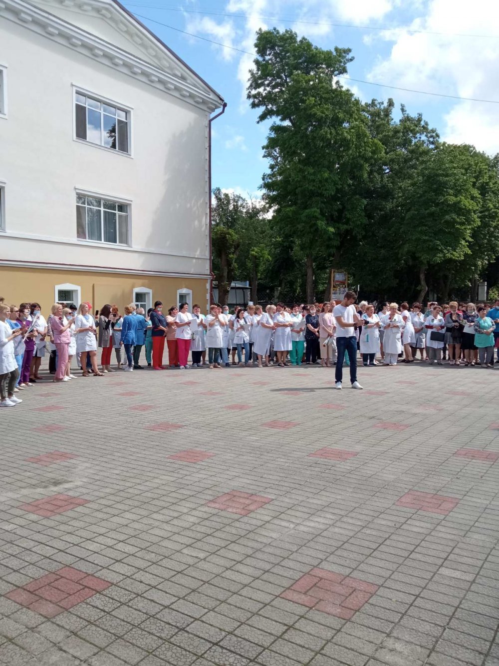 Артисти привітали медиків!