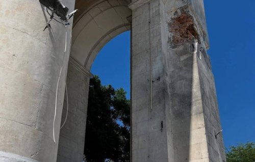 Приліт у колону театру