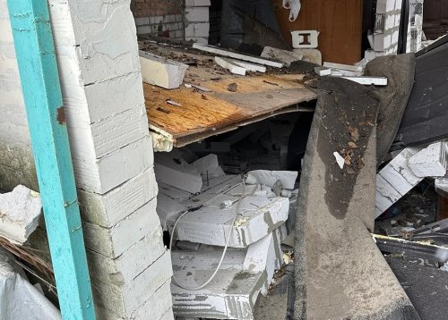 Приліт КАБу поряд з господарським двором